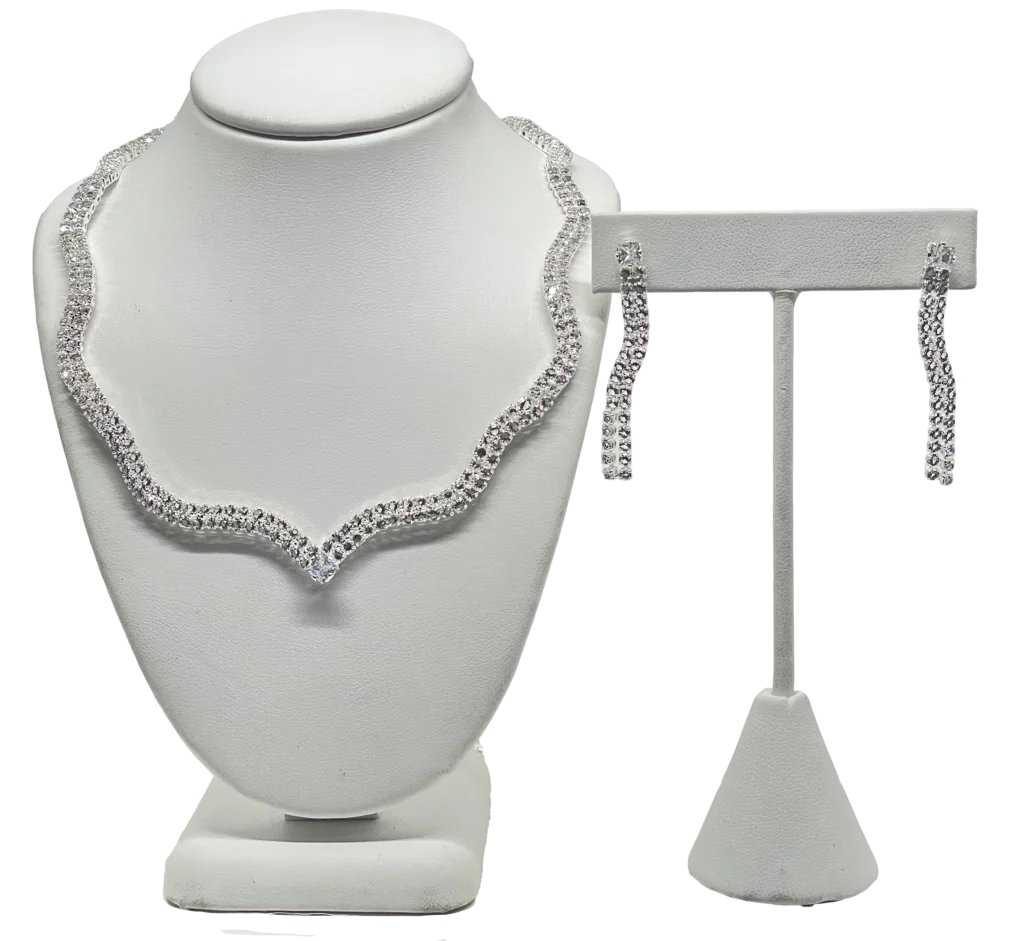 Set de collar y aretes plateado con brillantitos