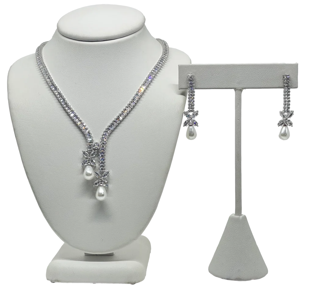 Set de collar y aretes plateados con brillantitos y perla Set de collar y aretes plateados con brillantitos y perla