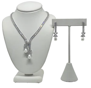 Set de collar y aretes plateados con brillantitos y perla